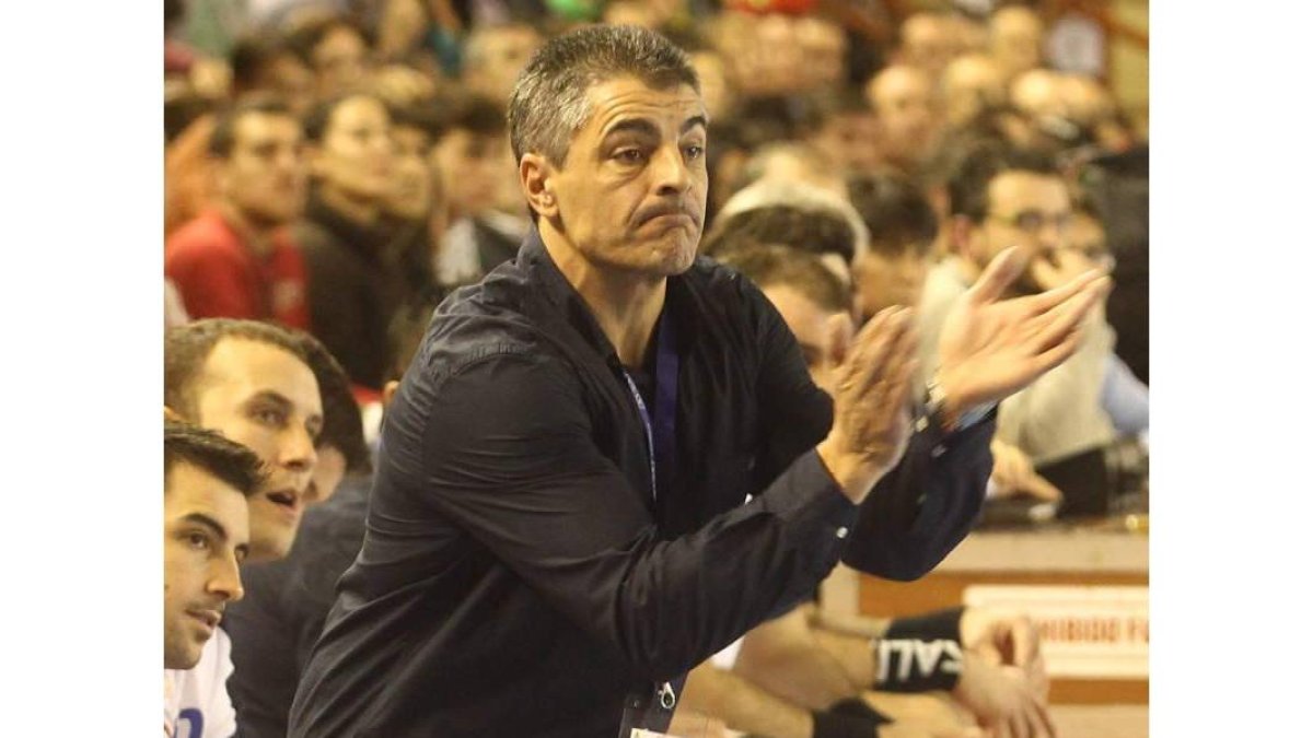 Isidoro Martínez aplaude una acción ofensiva del plantel ademarista.