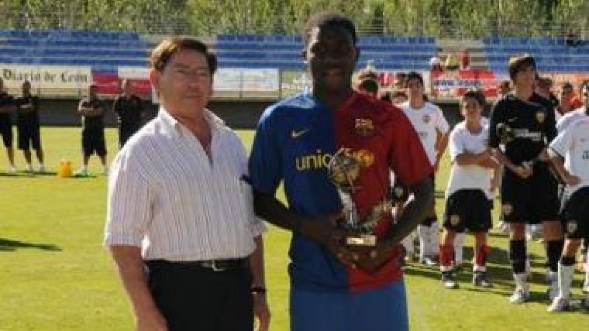 Natalia Rodríguez Picallo entregó la copa al campeón Barça.