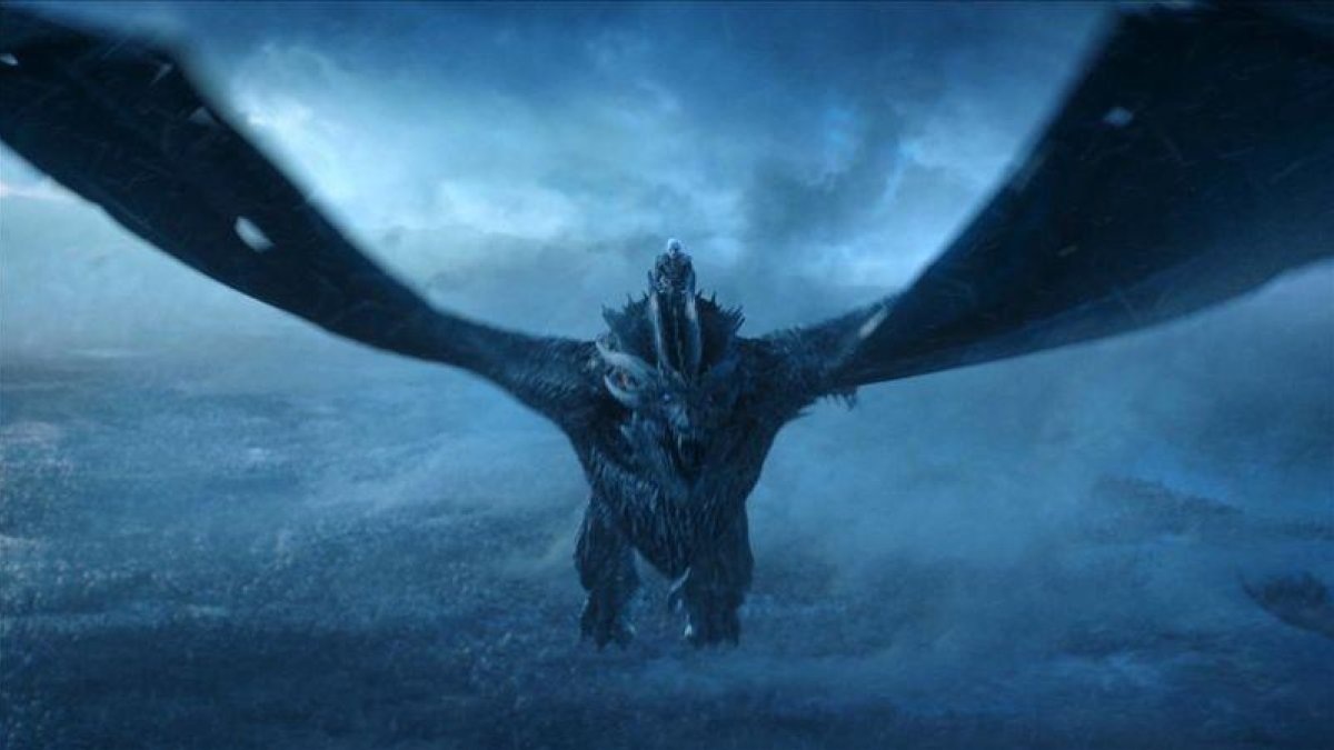 El Rey de la Noche, sobre el dragón zombi, en una imagen del capítulo final de la séptima temporada de Juego de Tronos.