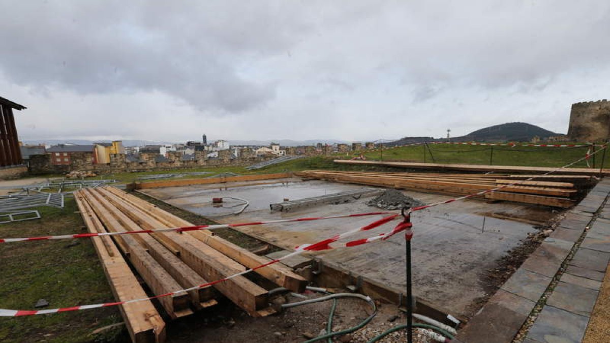 Los cimientos del pabellón temporal, durante la retirada de la instalación en febrero
