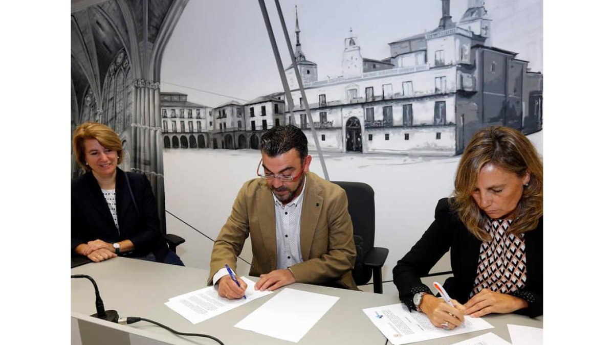 Adela Gómez, Santos Llamas y Concepción Domínguez, ayer en la firma del convenio. MARCIANO