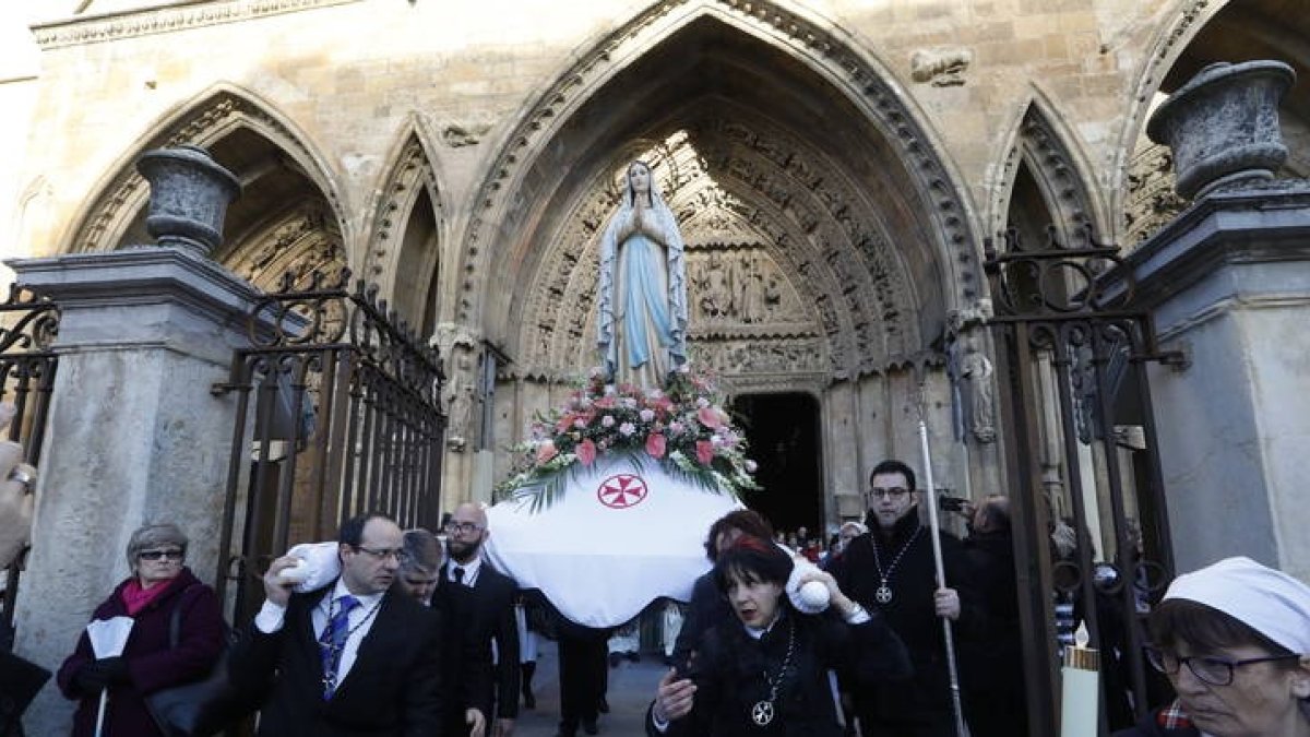 La tradicional Procesión de las Antorchas de la Hermandad de Nuestra Señora de Lourdes, en 2019. MARCIANO PÉREZ