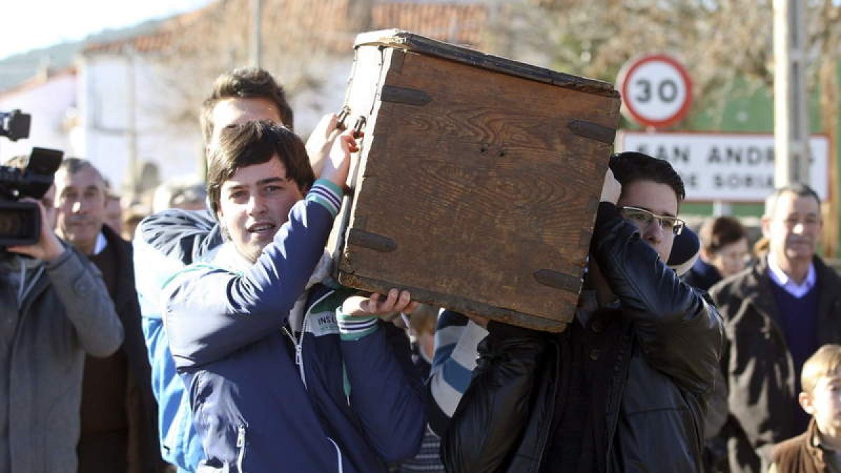 Vecinos de Almarza, con el arca a cuestas para ser entregada a los representantes de San Andrés.