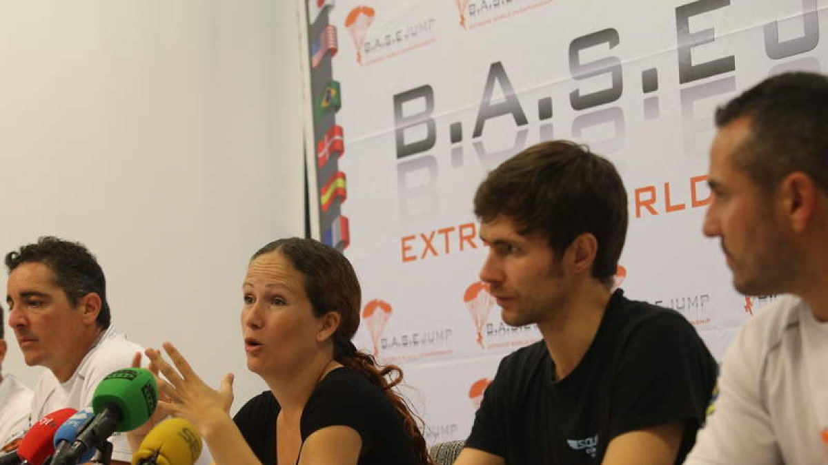 Roberto Mendo con los organizadores. ANA F. BARREDO