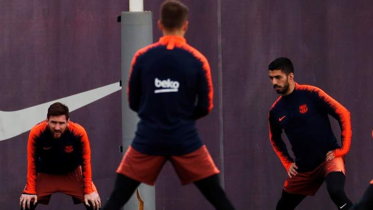 Messi y Luis Suárez, de frente, durante el entrenamiento de ayer en Barcelona. ALEJANDRO GARCÍA