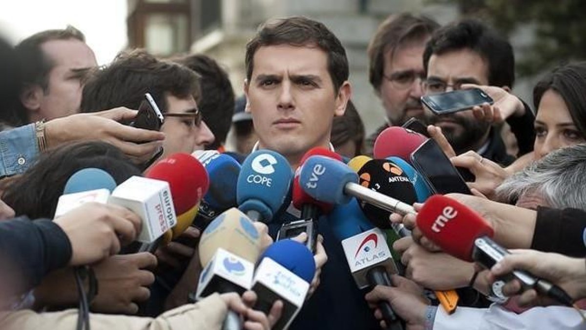 Albert Rivera atiende a los medios de comunicación a su llegada a Santander.