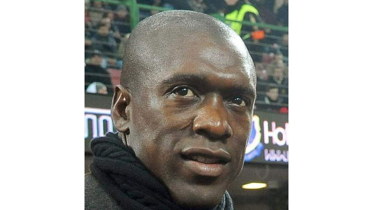 Abbiati, a pesar de su estirada, no puede hacer nada para evitar que el lanzamiento de Raúl García acabe en las mallas milanistas.
