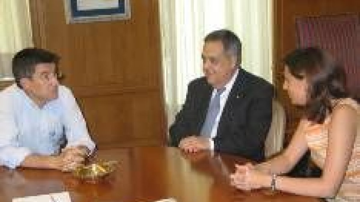 Gabriel Jiménez en el centro junto a Francisco Fernández y Susana Travesí