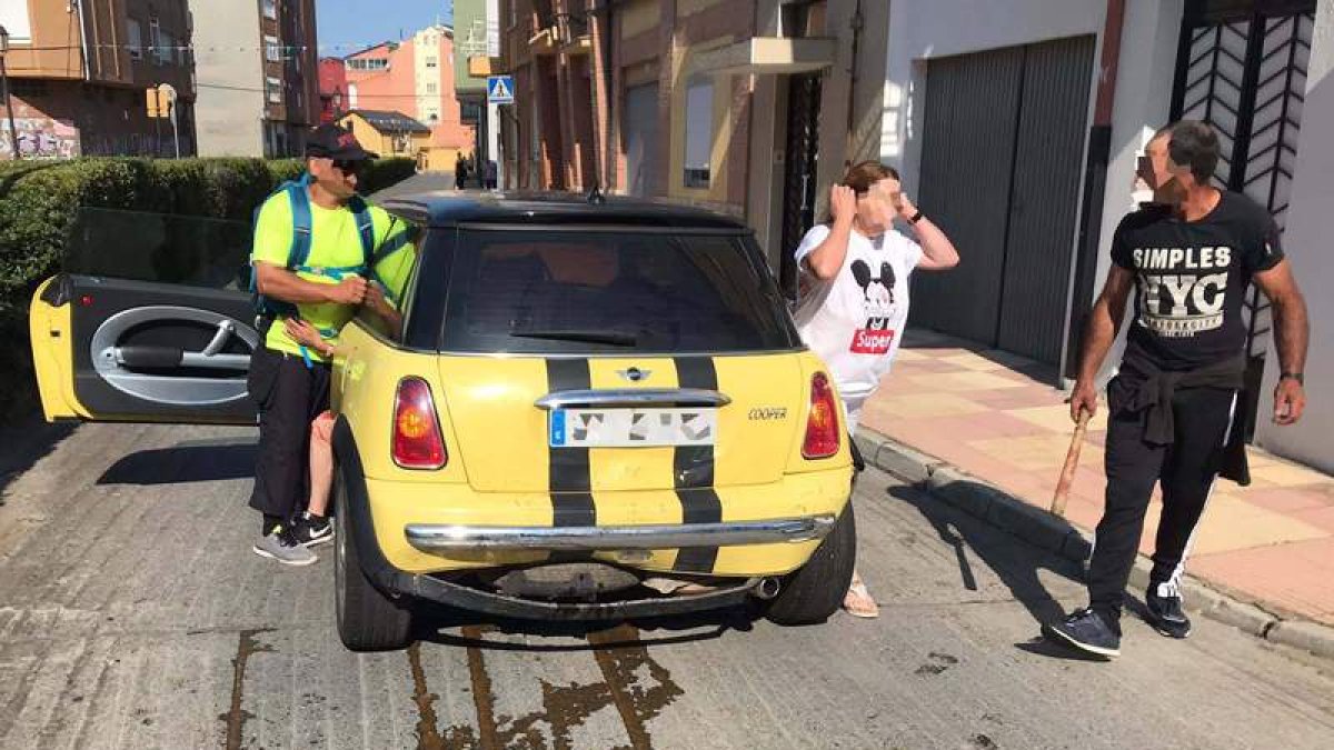 El detenido (derecha) con el bate con el que supuestamente golpeo a la mujer. DL