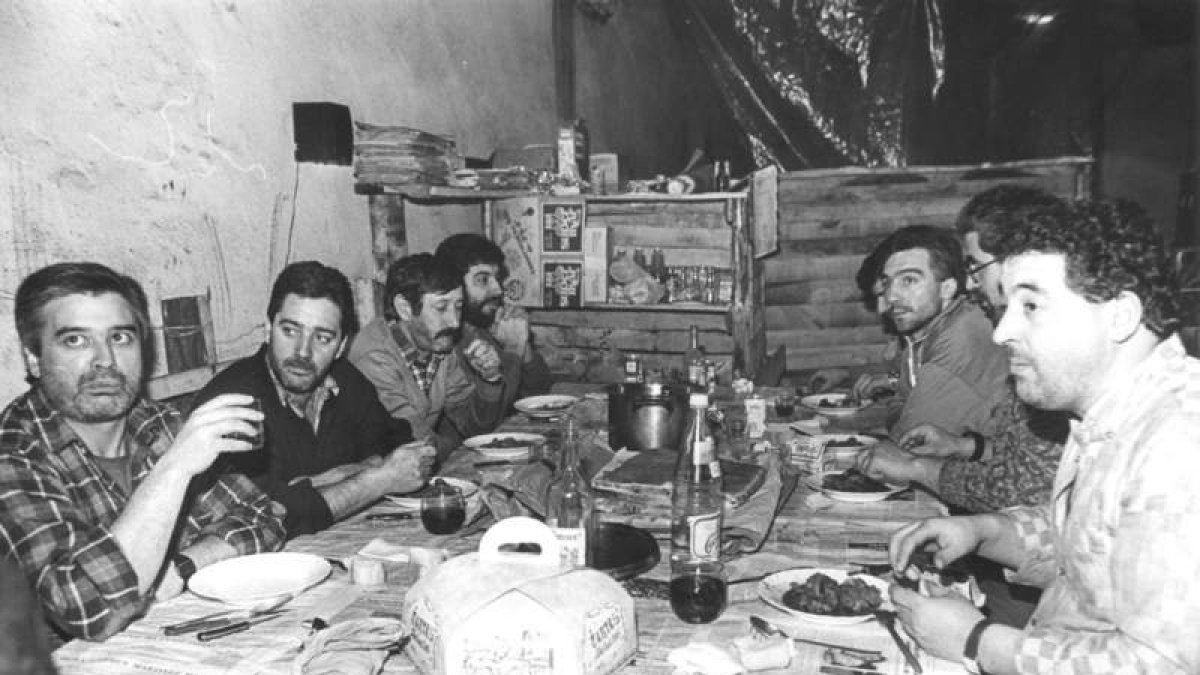Imagen histórica del encierro de los ocho mineros en el Pozo Calderón. ARCHIVO