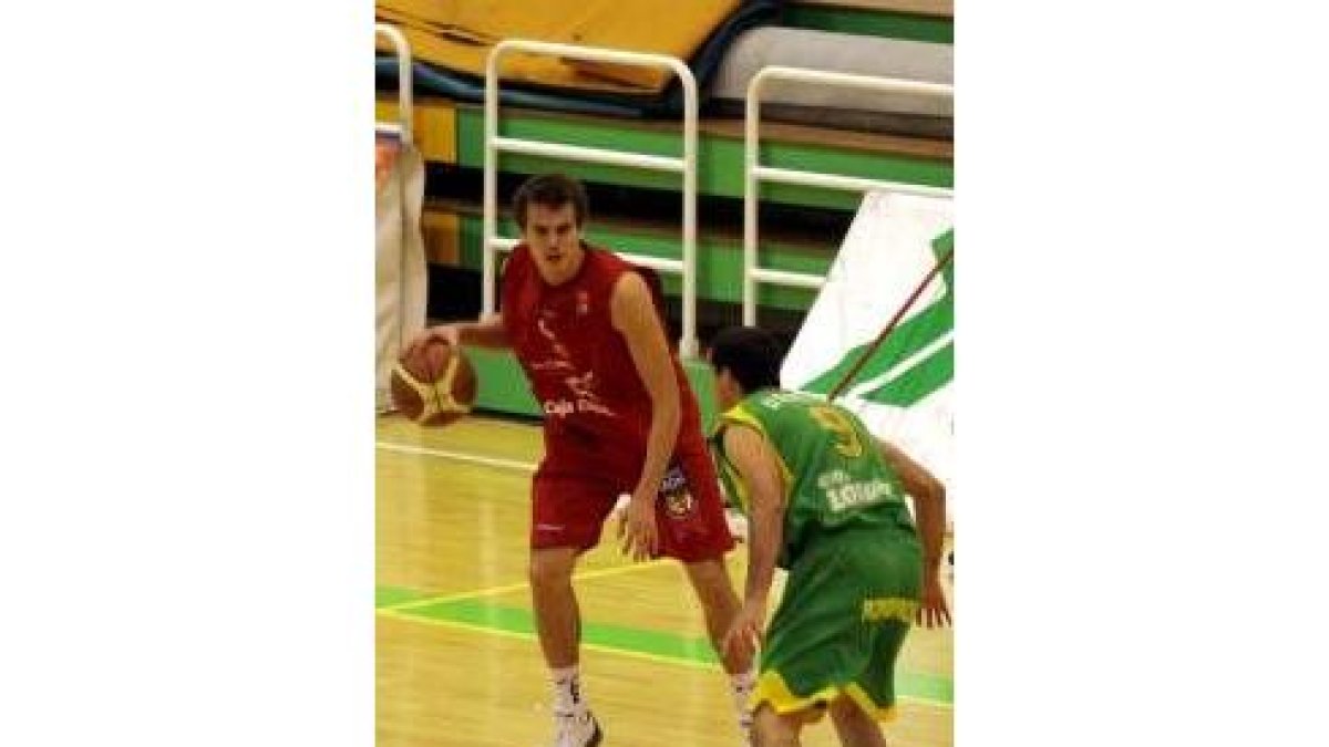 Dumas no estuvo fino en la primera parte pero mejoró tras el descanso