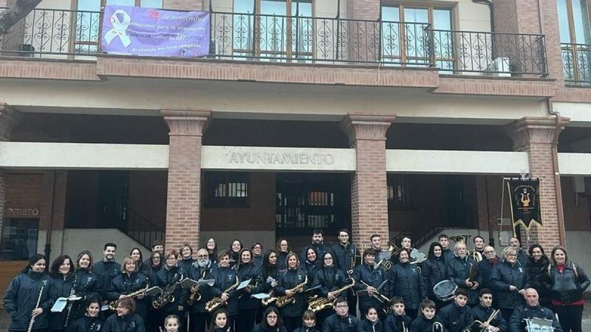 La Banda de Música de Santa María delante del consistorio. DL
