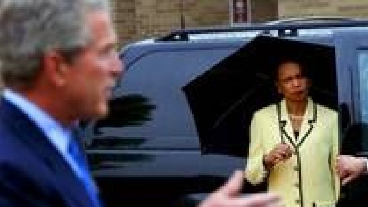 Rice escucha con gesto adusto la explicación de Bush sobre lo que sabía un mes antes del 11-S