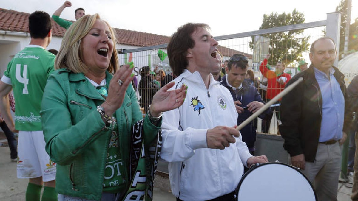 Sagrario González, a la izquierda, y Carlos Tornadijo dieron rienda suelta a sus sentimientos una vez superado al Mensajero con una increíble remontada.