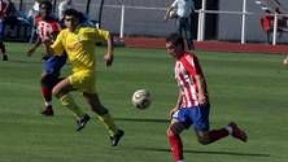 El rojiblanco Diego, que terminó siendo expulsado, controla el balón