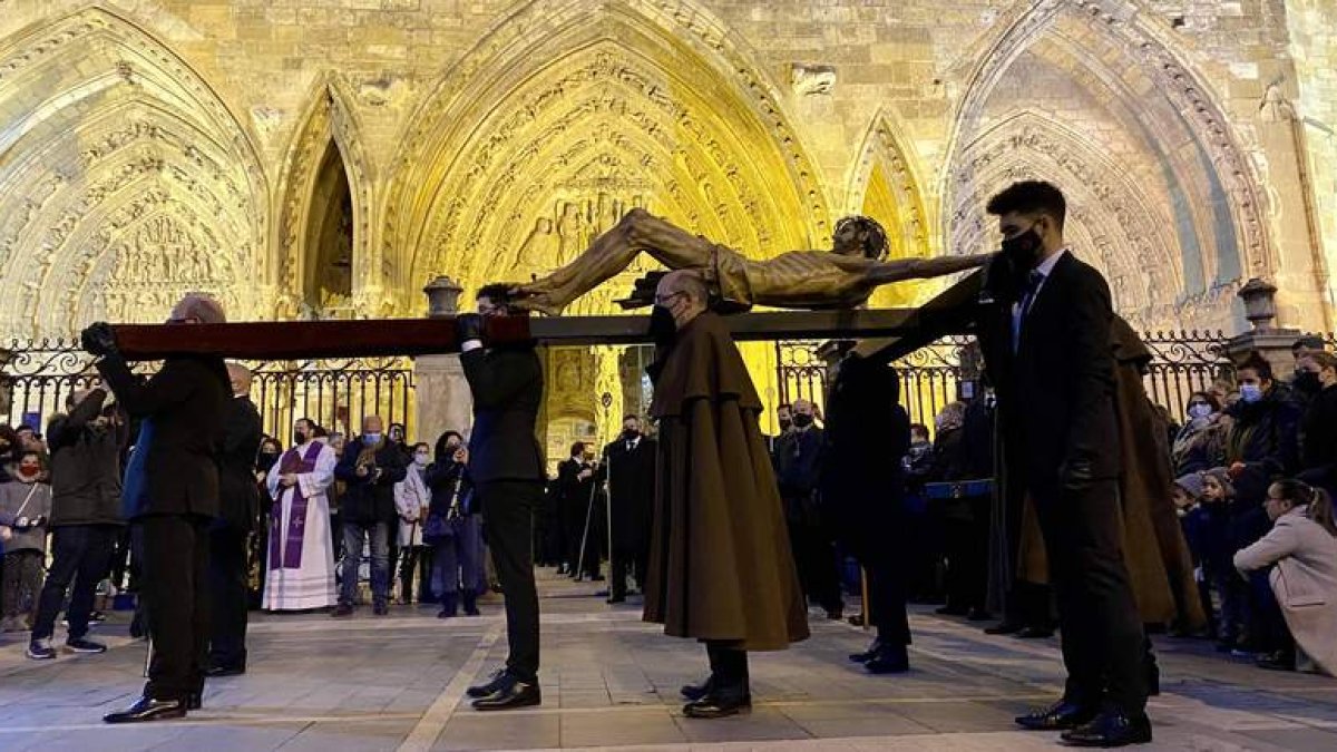 Salida del Vía Crucis desde la Catedral. M.A.Z.
