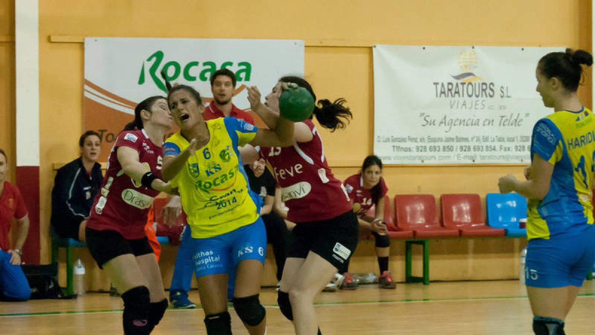 Las leonesas aguantaron al Rocasa hasta el minuto 40, cuando perdieron fuelle.