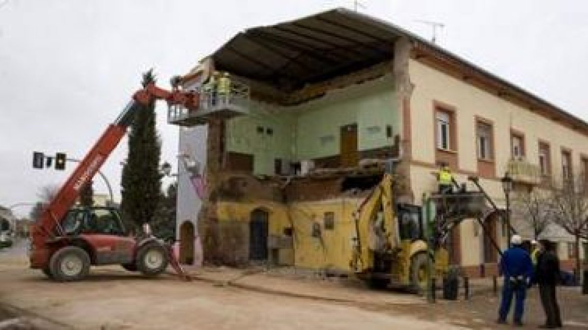 Operarios apuntalan los restos que no se han derruido del Casino de Ciudad Real.
