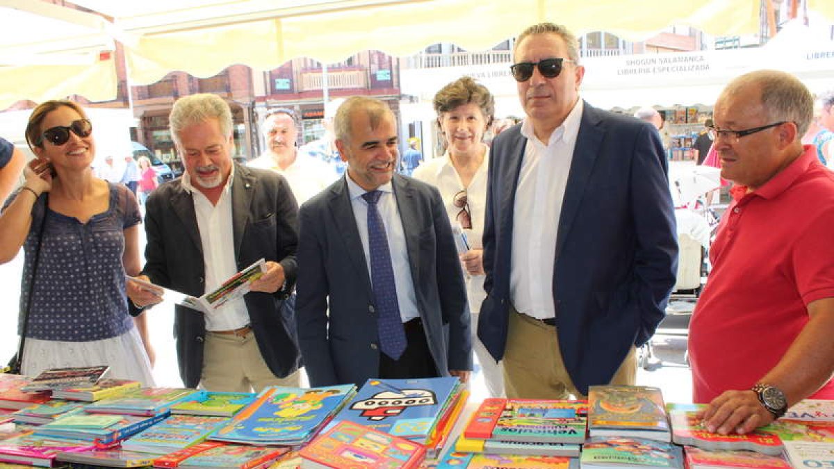 José Miguel Palazuelo, junto a concejales y colaboradores en la Feria del Libro. A. VALENCIA