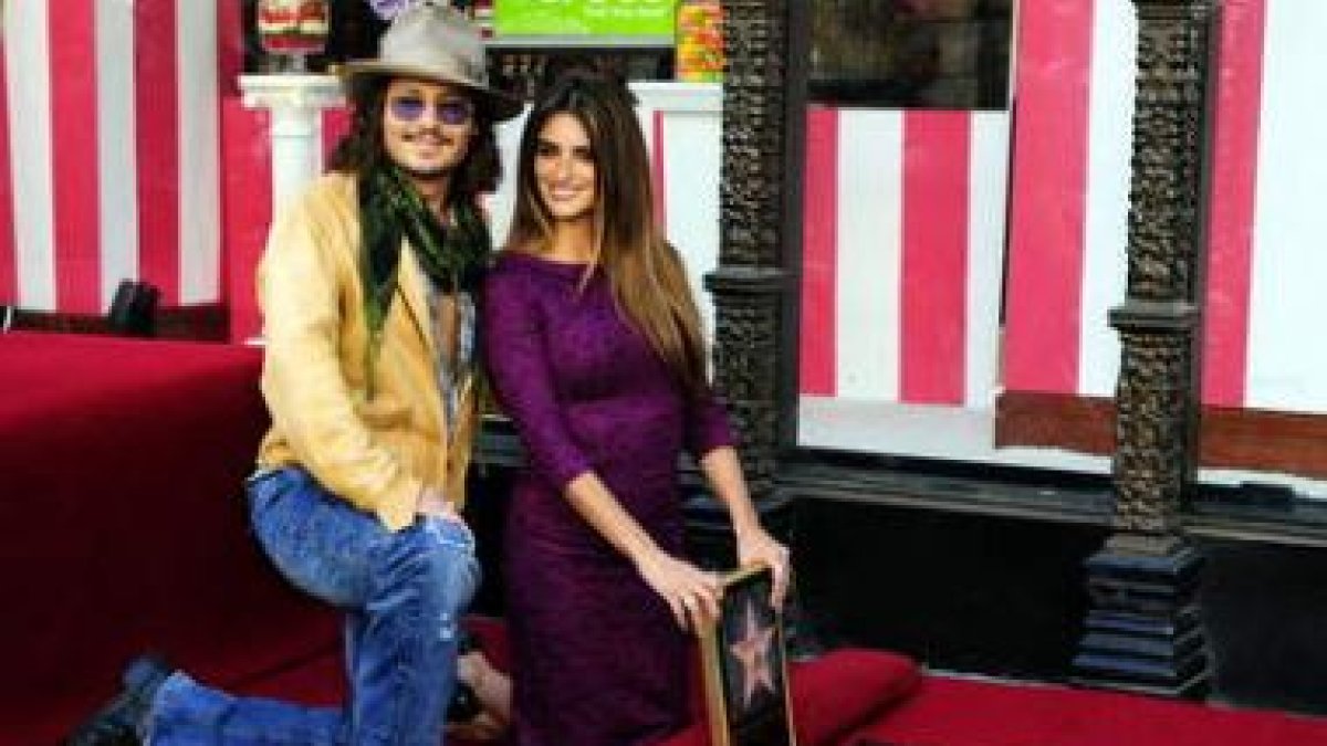 Penélope Cruz junto a Johnny Depp al descubrir su estrella en el Paseo de la Fama.