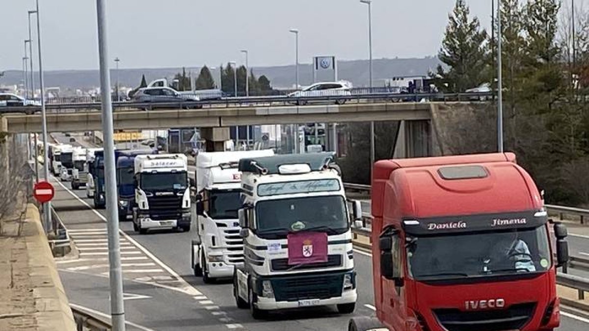 Momento de la marcha lenta de León, ayer a mediodía a través de la N-120, camino de Villadangos. DL