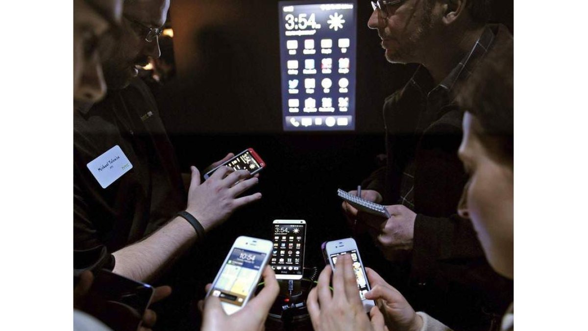 Usuarios de Android utilizan las aplicaciones de sus móviles. PETER FOELY
