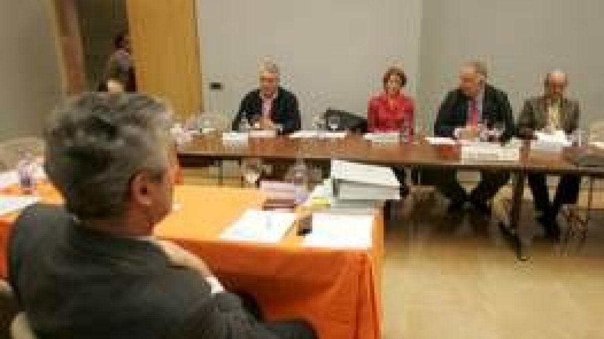 Las jornadas, que comenzaron ayer, se están celebrando en dependencias de Caja España en Ponferrada