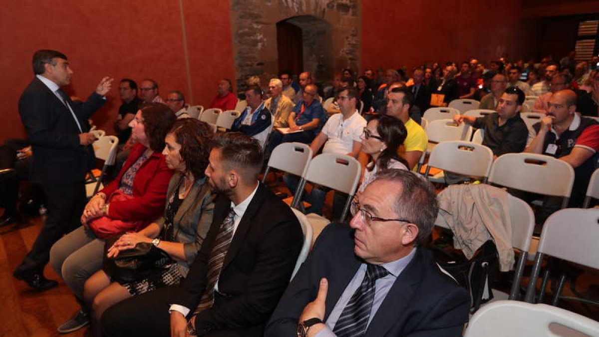 Las ponencias sobre seguridad y emergencias se desarrollan en el castillo de Ponferrada. L. DE LA MATA