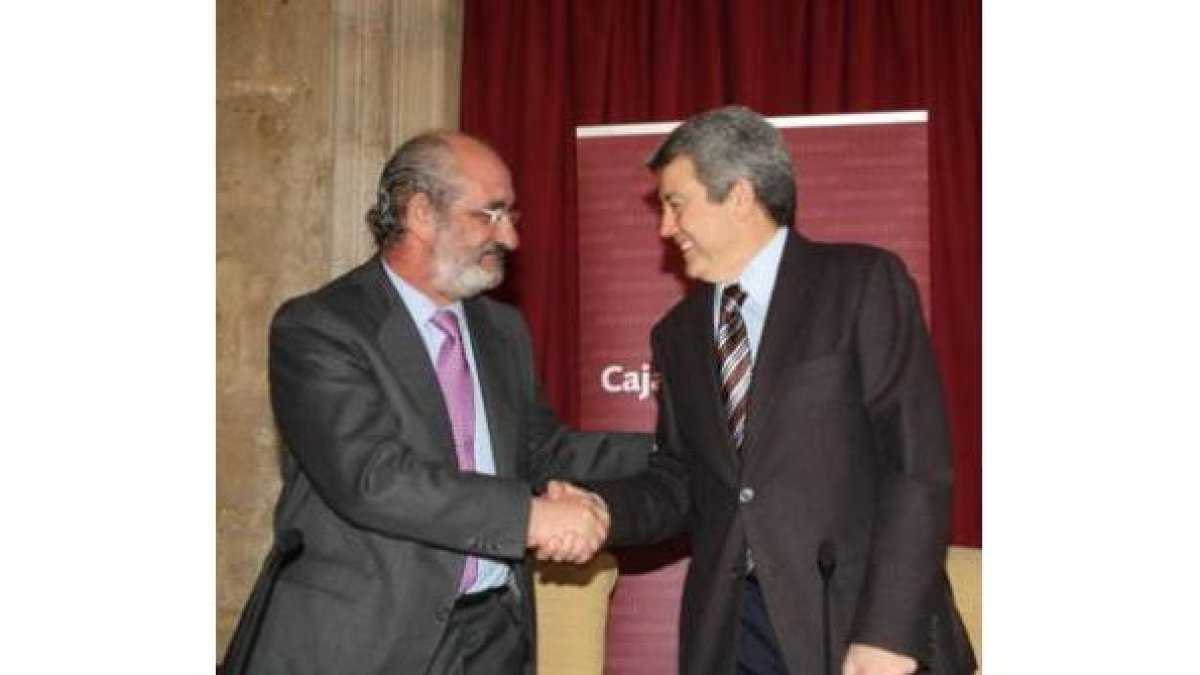 Santos Llamas y Miguel Martínez se saludan tras la firma del acuerdo