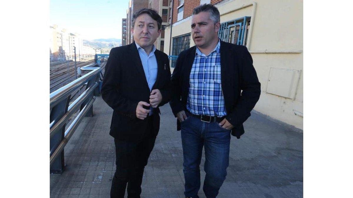 Los concejales Samuel Folgueral y Santiago Macías. ANA F. BARREDO