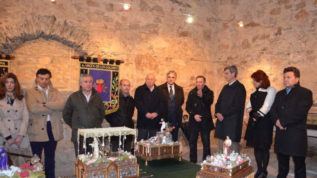 Las autoridades y el artista inauguran la exposición de tronos en miniatura.