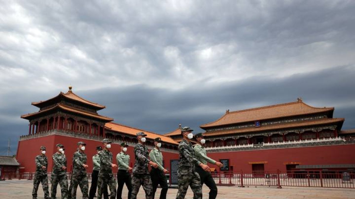 -soldados del ejército popular de liberación de china (pla) con máscaras faciales. ANDY WONG