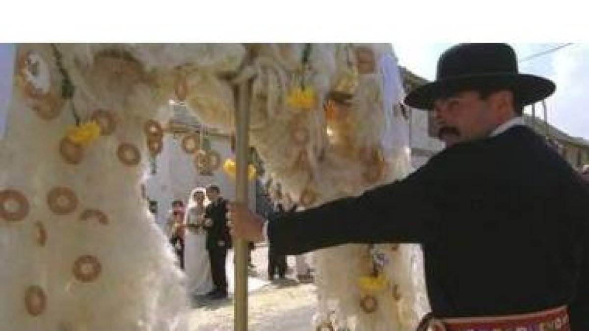 Una boda en la localidad leonesa de Lucillo alusiva a los tradicionales casamientos maragatos.