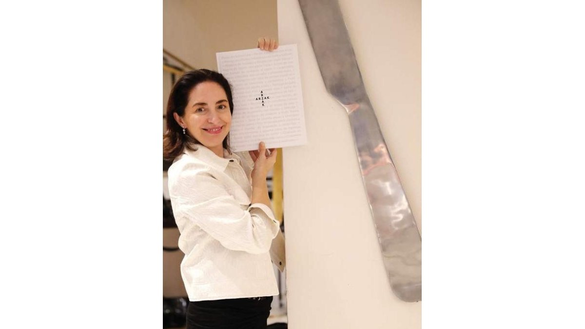 Elena Arzak con el  libro que muestra el universo de uno de los restaurantes más importantes del mundo