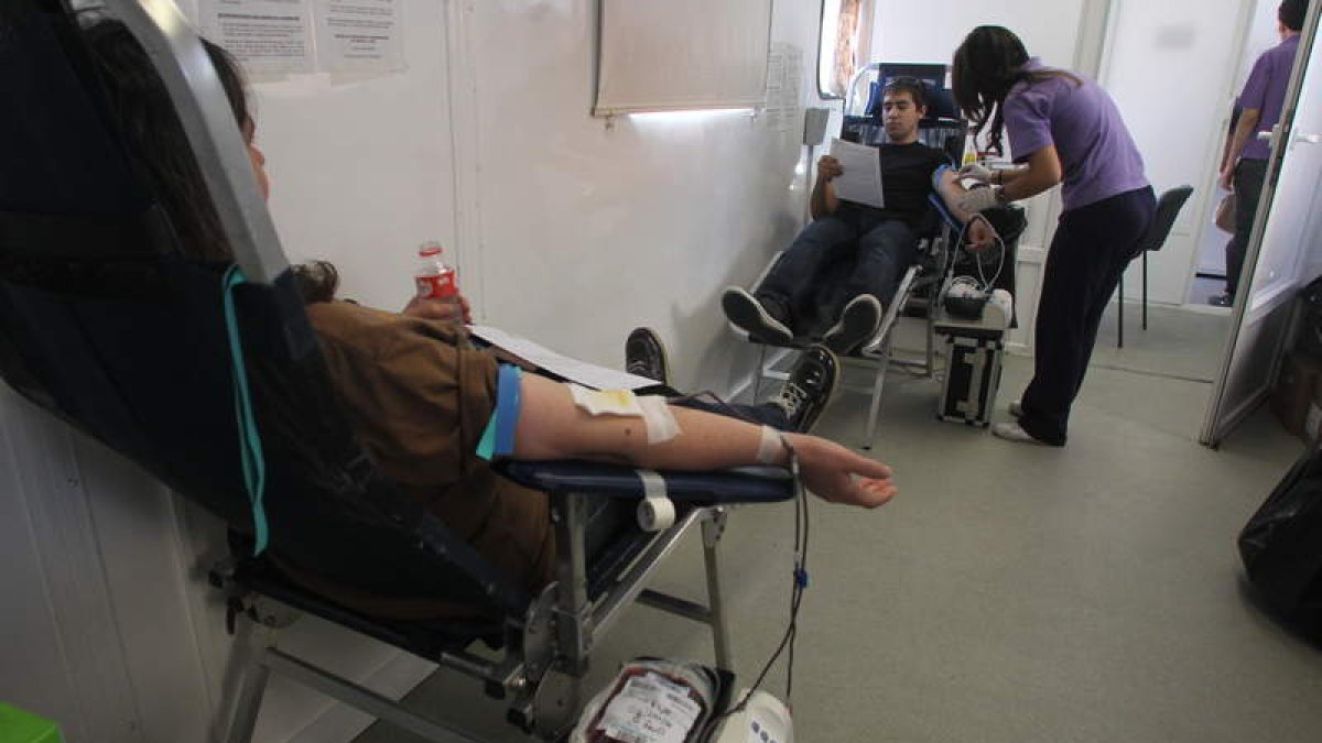 Dos personas donan sangre en el interior del equipo móvil ubicado en Fernando Miranda.