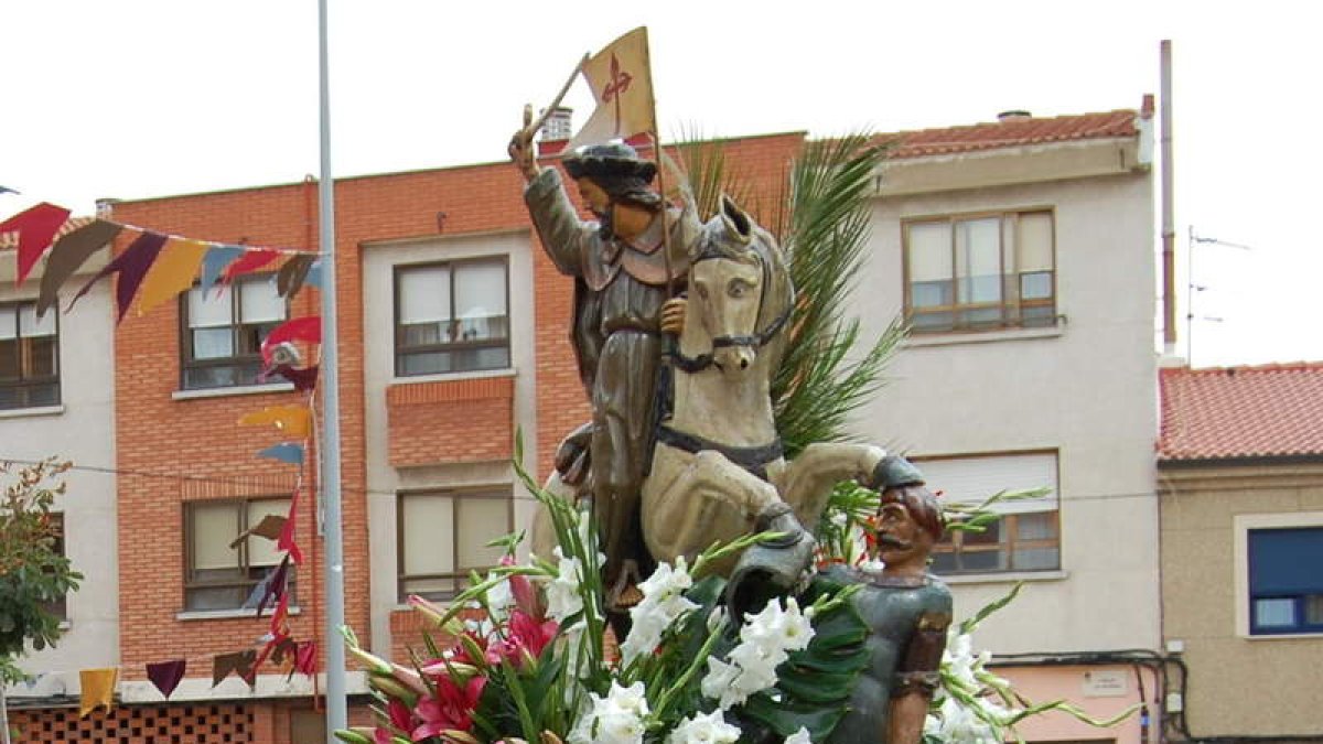 La talla del Apóstol Santiago, en una imagen de archivo, procesiona en uno de los actos más solemnes de las fiestas.