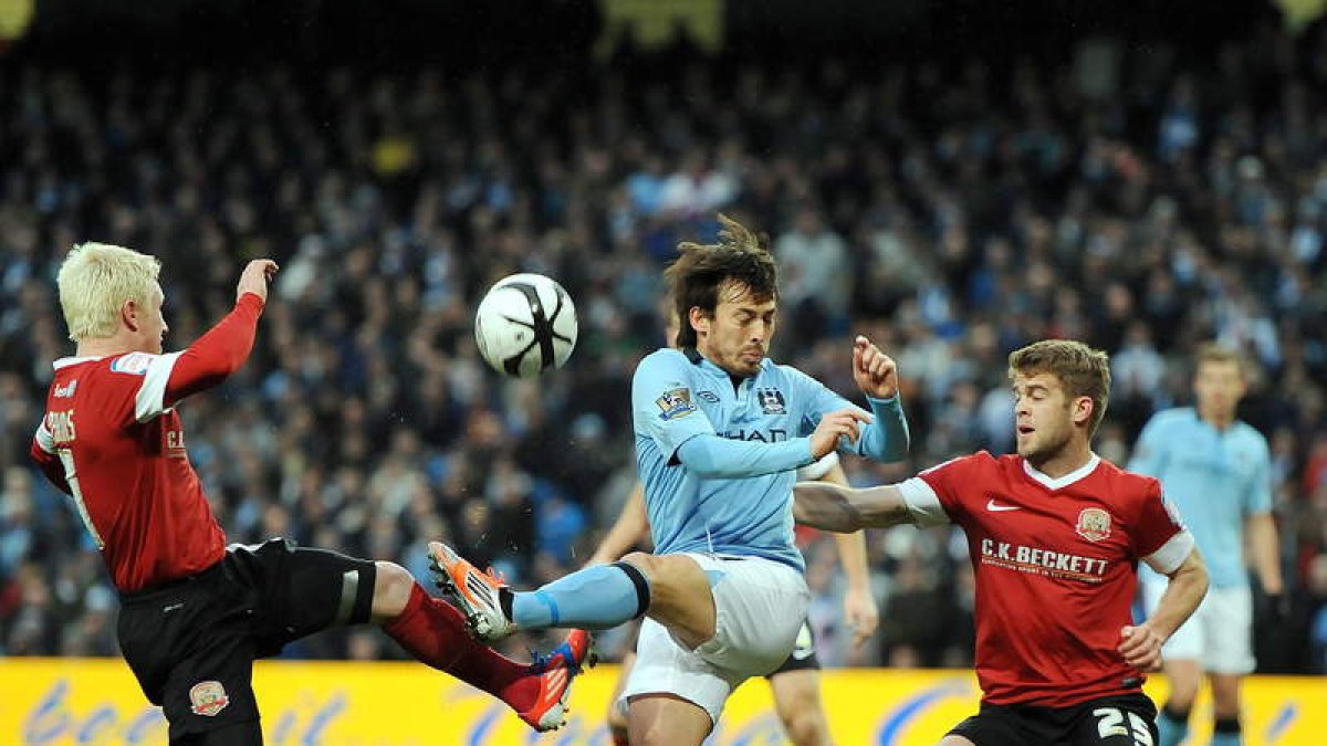 Silva, en el centro, disputa un balón a Perkins, derecha, y Cranie en el partido de Copa.