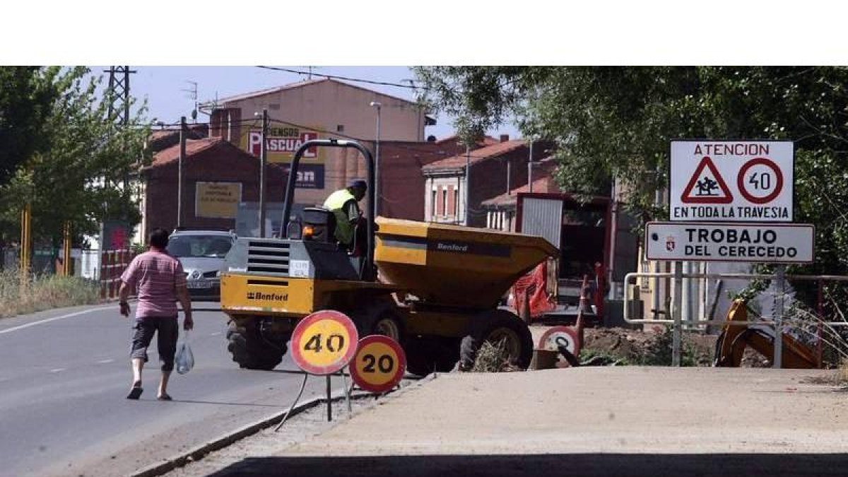 Los trabajos están ya pendiente de la colocación de la acera que aumentará la seguridad de los peatones.