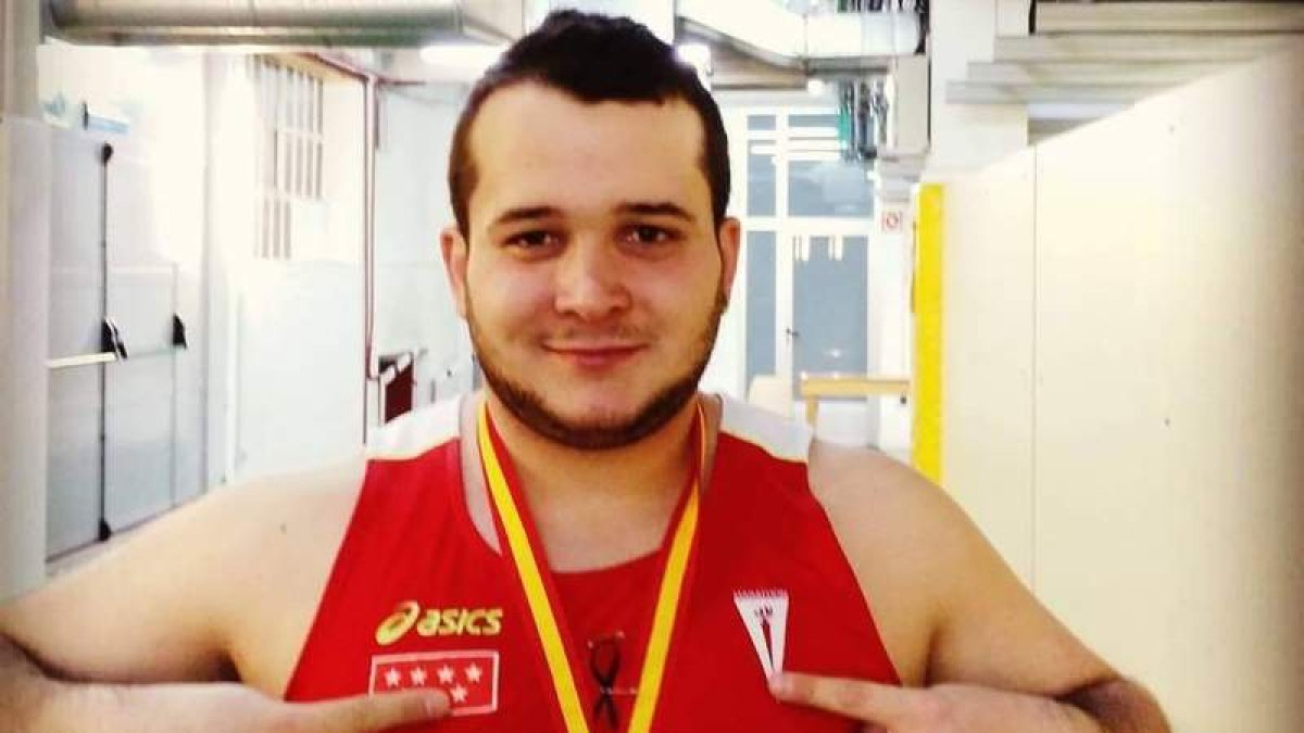 Saúl (i) lograba el mayor éxito de la delegación leonesa con el oro en 800. Pardo también contribuyó al sobresaliente con la plata. DL