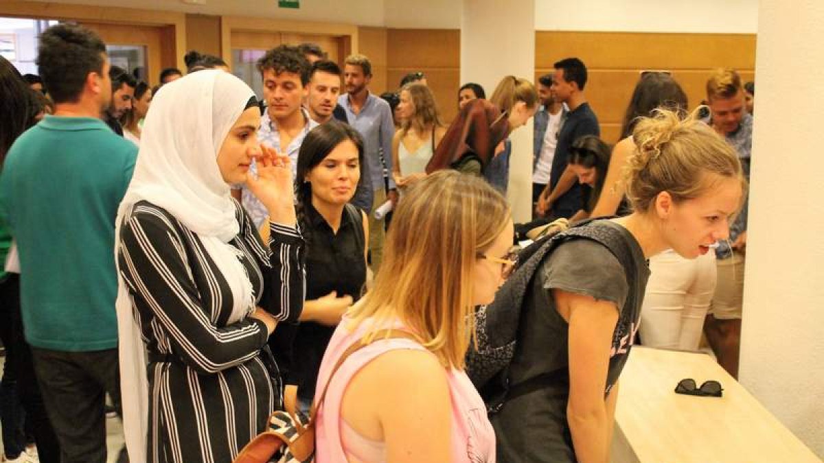 El gasto medio de los estudiantes que llegan para aprender español es de 365 euros semanales. DL
