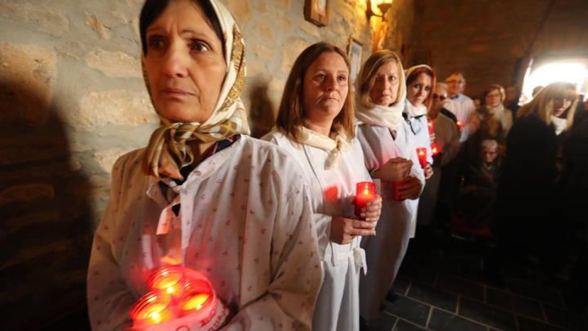 La procesión, que se celebra todos los 3 de mayo, estuvo ayer muy concurrida y gana cada año muchos adeptos. ANA F. BARREDO