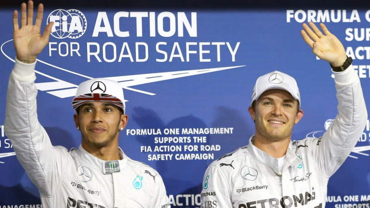 Hamilton, serio, y Rosberg, sonriente, ayer en Abu Dabi.
