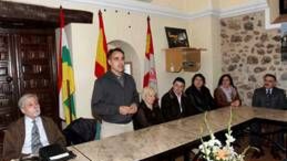 Martínez, Perandones (de pie) y la alcaldesa de Clavijo