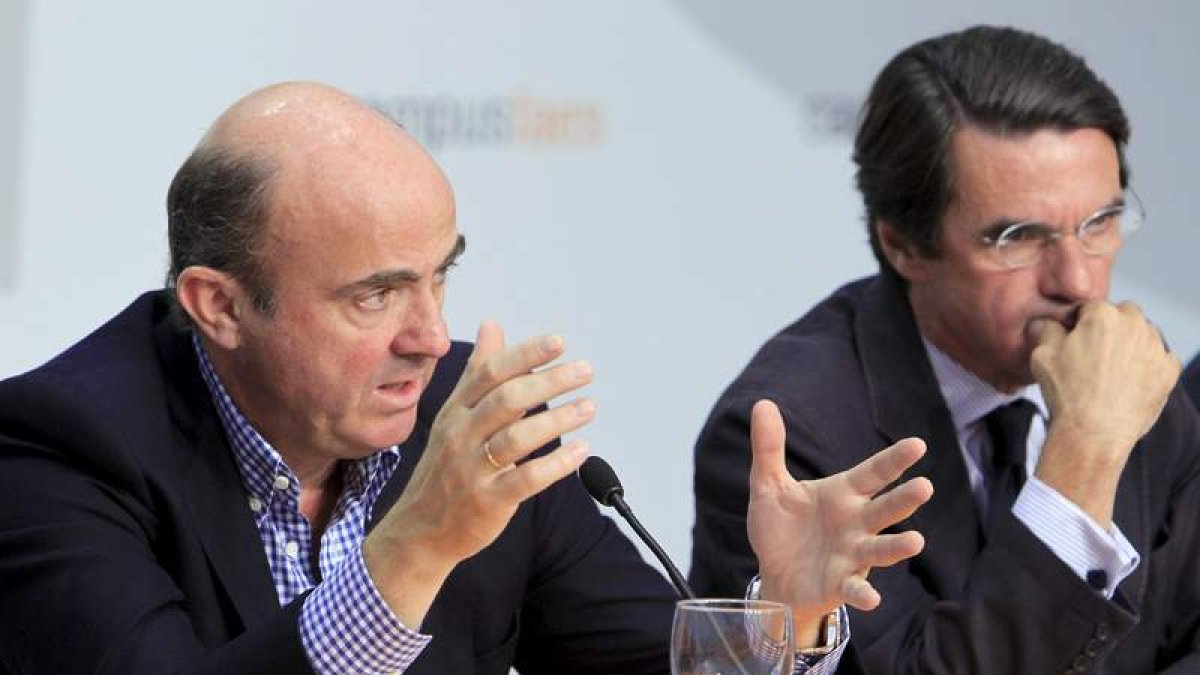 El ministro De Guindos durante su intervención en Faes junto al ex presidente Aznar.