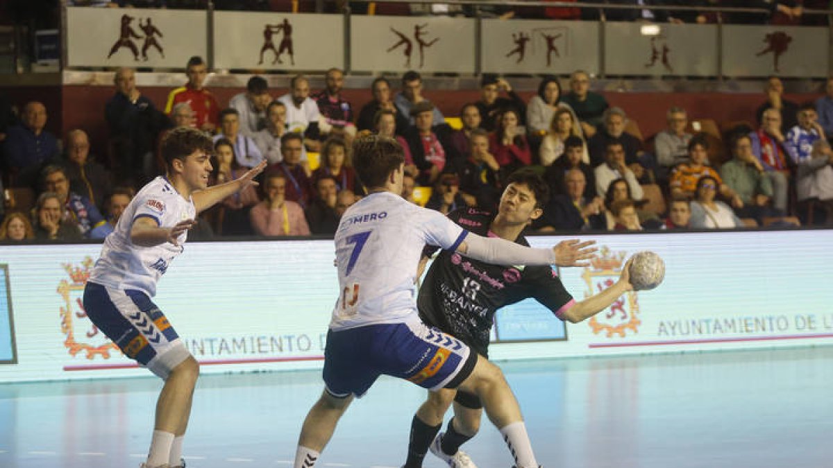 El Abanca Ademar jugará la final de la Asobal este domingo frente al Barcelona. FERNANDO OTERO