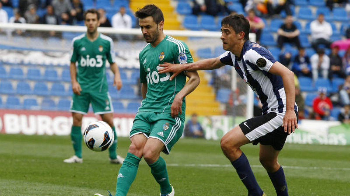 Jonathan Ruiz controla el balón en el partido disputado ayer en el José Rico Pérez ante el intento de oposición de un jugador del Hércules.