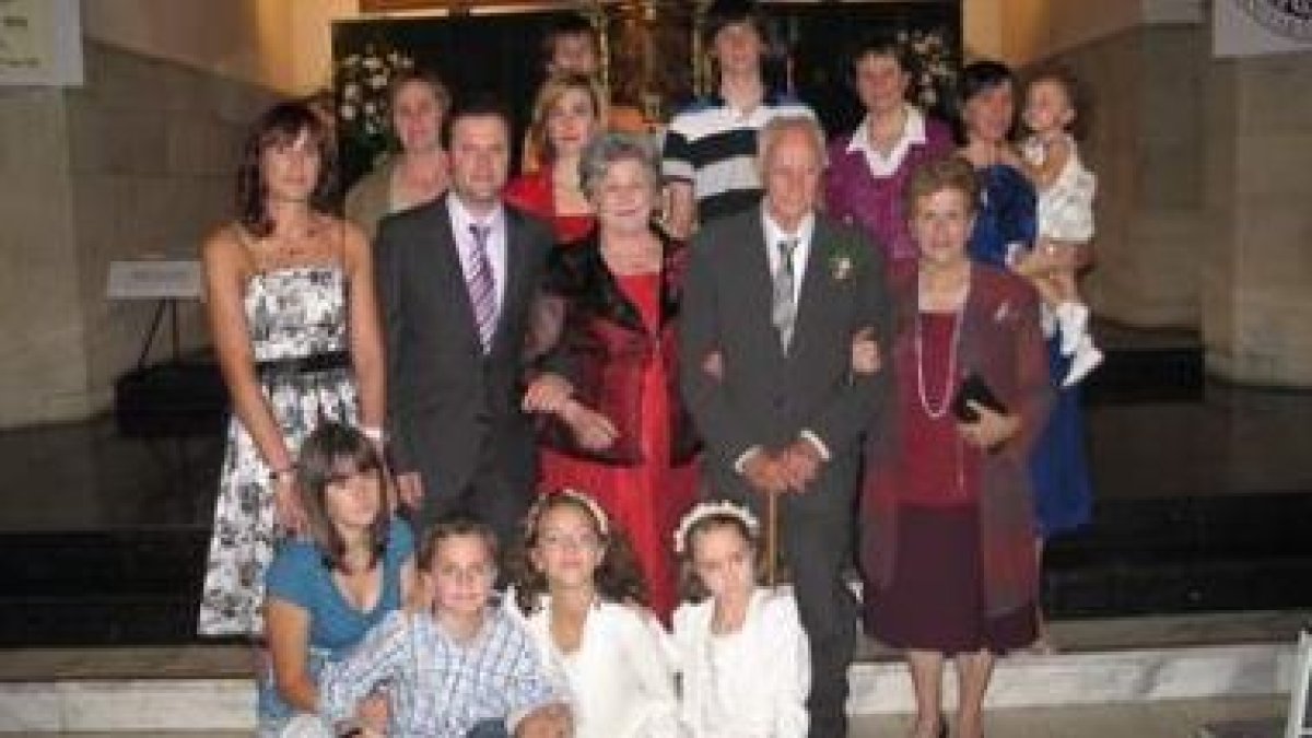 Germana Lorenzana e Hilario Cordero posan con su familia.