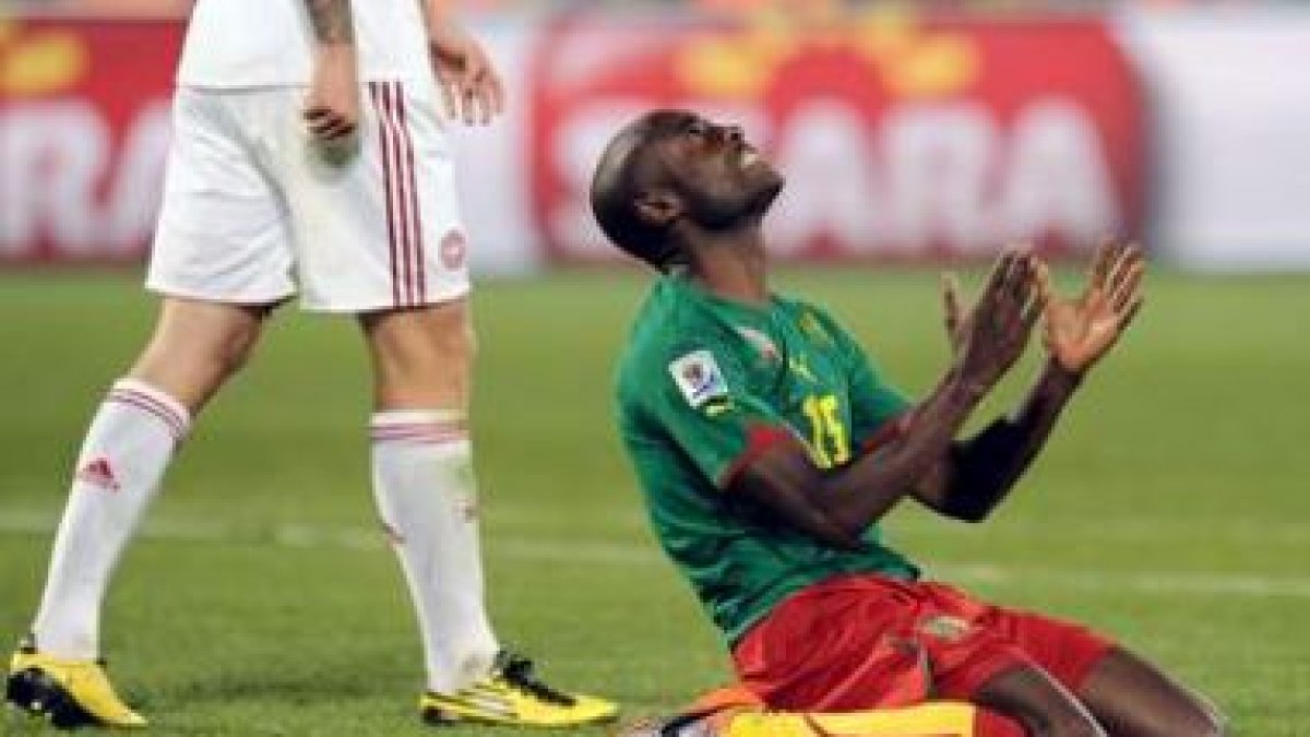 Webo se lamenta durante el Camerún-Dinamarca.
