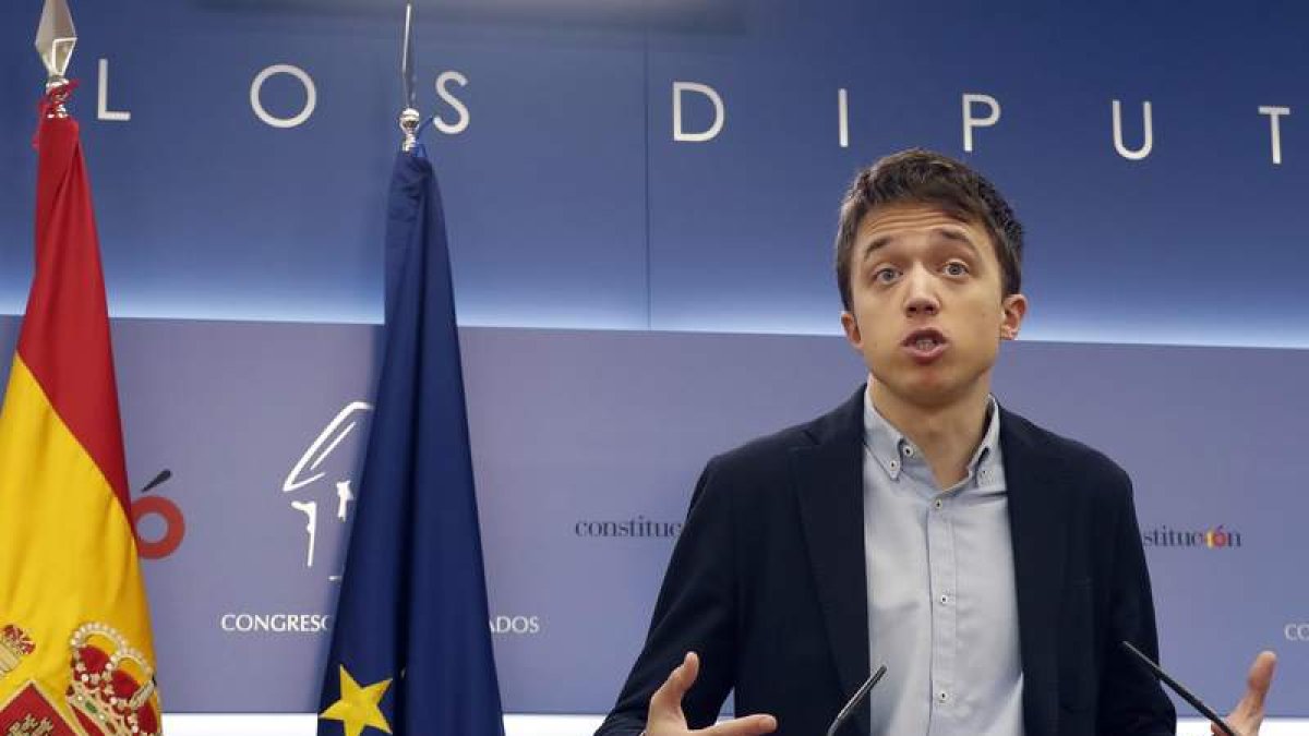 El diputado Íñigo Errejón en el momento de anunciar que abandonaba su escaño. J. P. GANDUL