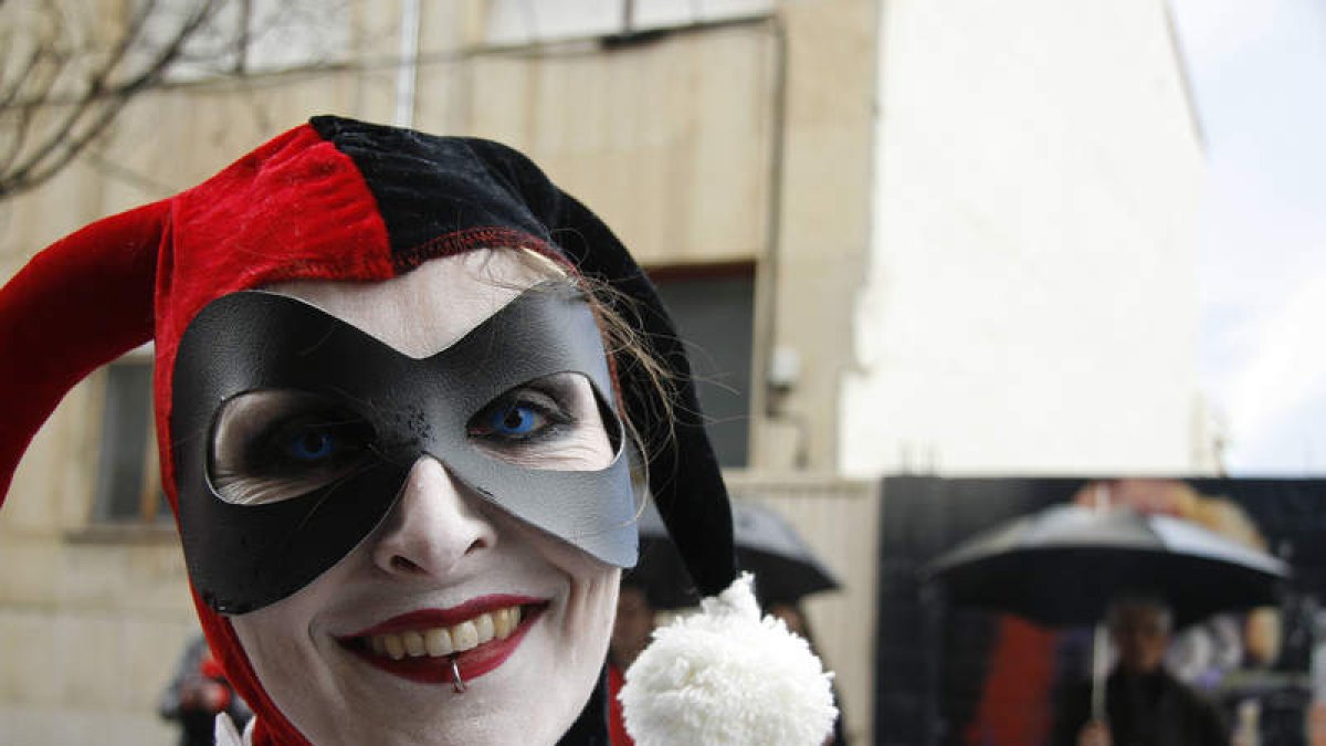 Los medievales disfrutan del desfile y sacan a relucir sus ganas carnavaleras en La Piñata de Astorga